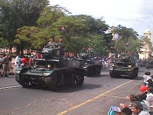 2001년 아순시온(파라과이) 독립 기념 군사 퍼레이드에 참가한 M3 스튜어트 전차 3대