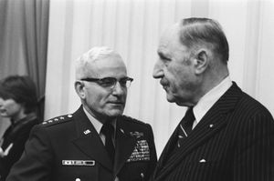 1983년 1월 13일, 유럽동맹군최고사령관 버나드 W. 로저스와 조셉 륀스 사무총장