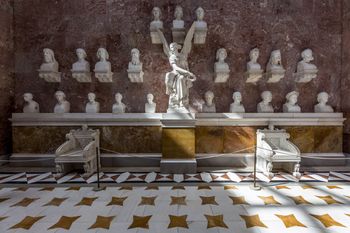 발할라 신전: 상단 및 중간 행에는 프룬츠베르크와 그의 동시대 사람들의 흉상이 있다.