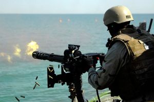 GAU-17을 사격하는 수병