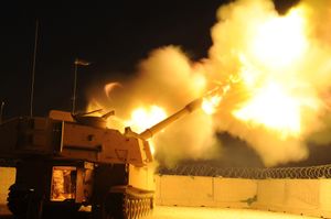 야간에 사격하는 M109A6 "팔라딘"