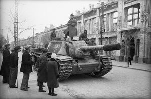 크림 반도 공세 중 심페로폴 거리의 SU-152, 1944년 4월 13일