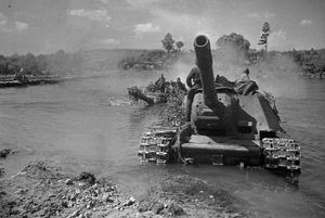 1944년 중반 라트비아에서 강을 도하하는 SU-152