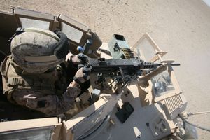 HMMWV에서 발사되는 M2 중기관총