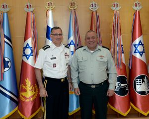 스캐퍼로티와 이스라엘 군 수장 가디 아이젠코트, 2016년 8월 16일