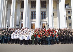 다양한 제복을 입은 서부군관구의 군악대