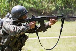 5.56mm 갈릴 AR을 사격하는 과테말라 군인