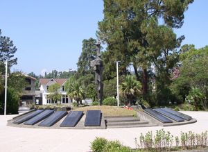 수후미의 "영광의 거리" 기념비에는 전쟁 중 사망한 압하지야 군인과 동맹국의 이름이 새겨져 있다