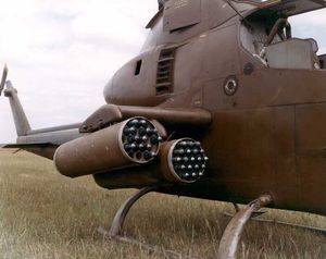 AH-1 코브라 헬리콥터에 장착된 히드라 70 로켓