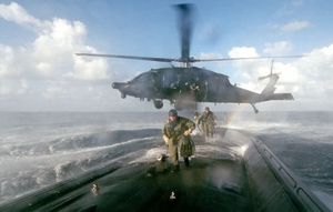 160 SOAR의 MH-60L이 합동 훈련을 위해 미국 잠수함에 탑승한 제7특전단(A)의 ODA를 배치한다.