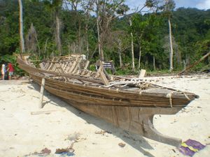 모켄족의 배. 전통적인 태국 어선에는 없는, 뱃머리가 두 갈래로 갈라진 부분을 주목하라.