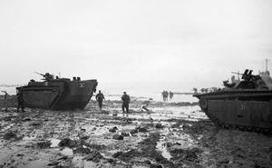 1944년 11월 1일, 발헤렌 섬 침공 당시 베스트카펠러에서 활동하는 버팔로 수륙양용 장갑차.