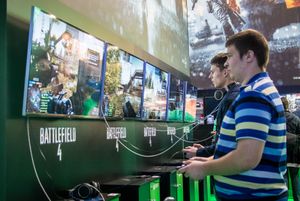 Xbox판 배틀필드 4를 플레이하는 플레이어.