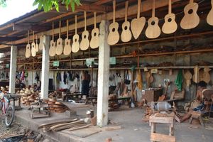 이 도시는 "오폰 기타"로 알려진 기타 제작 산업으로 유명하다.