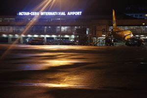 필리핀에서 두 번째로 붐비는 국제공항인 막탄-세부 국제공항이 라푸라푸에 있다.