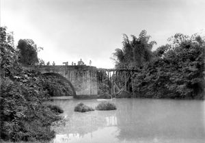 1899년 이무스의 이사벨 2세 다리. 혁명군이 파괴한 북쪽 교량이 임시로 나무판으로 교체되었다.