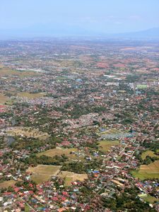 이무스의 항공 사진. 오른쪽 중앙에는 누에노 애비뉴가 있으며, 대성당과 종탑도 오른쪽에 있다. 앞쪽에는 카위트의 비나카얀으로 이어지는 메디션 I가 있다.