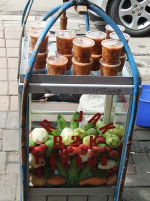 루작 베벡(Rujak Bēbēk) 또는 루작 툼부크(mashed rujak)(으깬 루작).