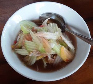 루작 쿠아 핀당, 발리에서 핀당 생선 염수 국물로 만든 얇고 달콤하며 매콤한 소스를 사용한다.