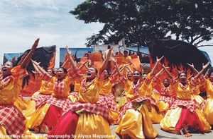 카가얀 주 청사에서 열리는 아피 축제 중 거리 댄스 경연 대회