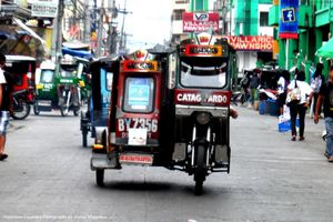 투게가라오의 주요 대중 교통 수단인 삼륜차