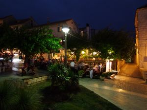 밤의 마카르스카 메인 광장