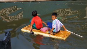 물가에 있는 타우수그족 난민 아이들