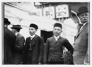 술루 술탄 자말룰 키람 2세(Sultan Jamalul Kiram II)와 그의 형제, 베인 뉴스 서비스(Bain News Service)에서 발행