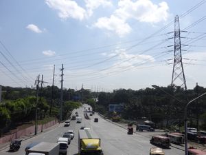 아기날도 고속도로 교차로 서쪽의 가버너스 드라이브