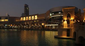 황혼 무렵 분수 근처의 두바이 몰