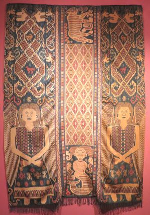 숨바 원주민 남성의 전형적인 문화적 직물인 Hinggi는 숨바 신화적 생물을 묘사한다.