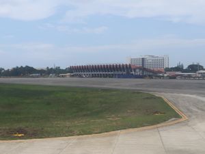 활주로에서 본 터미널 건물
