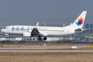 둥하이 항공 보잉 737-800 기종 (2세대 도색, 타이위안 우수 국제공항 착륙)