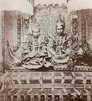 만달레이 궁전의 사자 옥좌(팔린)에 앉아 있는 티보 왕과 수파야랏 여왕
