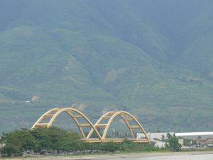 지진으로 파괴된 쿠닝 포누레 다리(2010년 촬영)