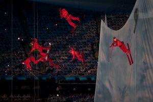 산에서 스키와 스노보드를 타는 모습을 흉내내는 공중 곡예사