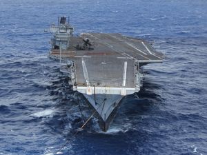 2014년 8월 텍사스주 브라운스빌에서 스크랩 처리될 예정으로 노스캐롤라이나 해안에서 예인 중인 새러토가