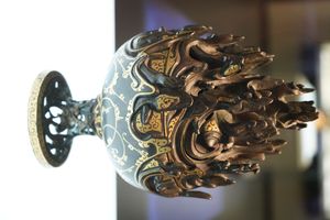 금으로 상감된 청동 향로; 서한 시대, 허베이 만성, 중산왕 유승의 묘에서 출토