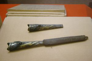 조말 묘에서 출토된 청동 칼집이 있는 상감 철 창