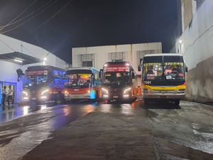 케손시티 카미아스 터미널에 있는 빅토리 라이너 버스