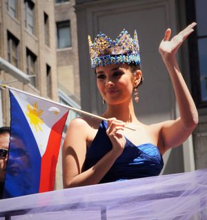 2014년 뉴욕 필리핀 독립 기념일 퍼레이드에 참석한 영