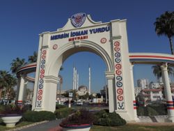 메르신 이드만 유르두 공원, 메르신 해안 공원의 일부로 메르신 이드만 유르두를 위해 지정되었으며, 무그닷 모스크가 보인다