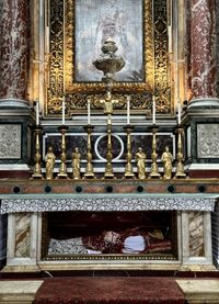 런던 브롬튼 오라토리에 있는 성 필립보 네리에게 헌정된 제단, 성인의 밀랍 조상 포함