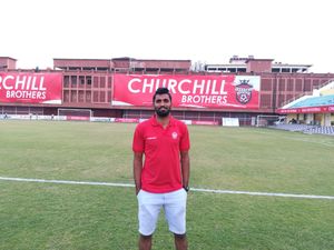 바스코에 있는 홈 구장에서 클럽의 빨간색 유니폼을 입은 처칠 브라더스 선수 자얀트 쿠마르