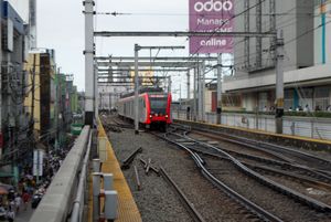 모누멘토 지역을 운행하는 LRT 1호선 열차