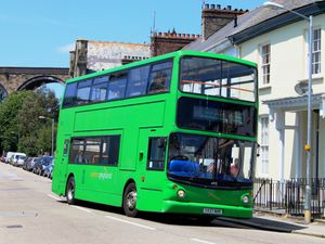 웨스턴 그레이하운드 알렉산더 ALX400 차체를 가진 트라이던트 2 2014년 6월 트루로에 있는 모습