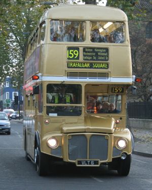 2005년 12월 159번 노선의 RM6, 엘리자베스 2세 즉위 50주년 기념 색상