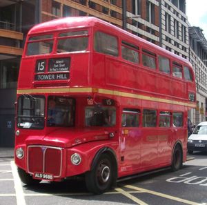 이스트 런던 루트마스터가 러드게이트 힐에서 유산 노선 15번을 운행하는 모습 (2008년 6월)