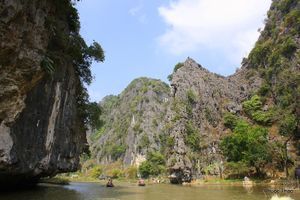 땀꼭 강과 동굴의 모습.