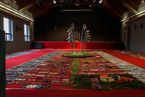 2014년 앨고마 대학교의 Shingwauk Auditorium에서 열린 Walking with Our Sisters 전시회